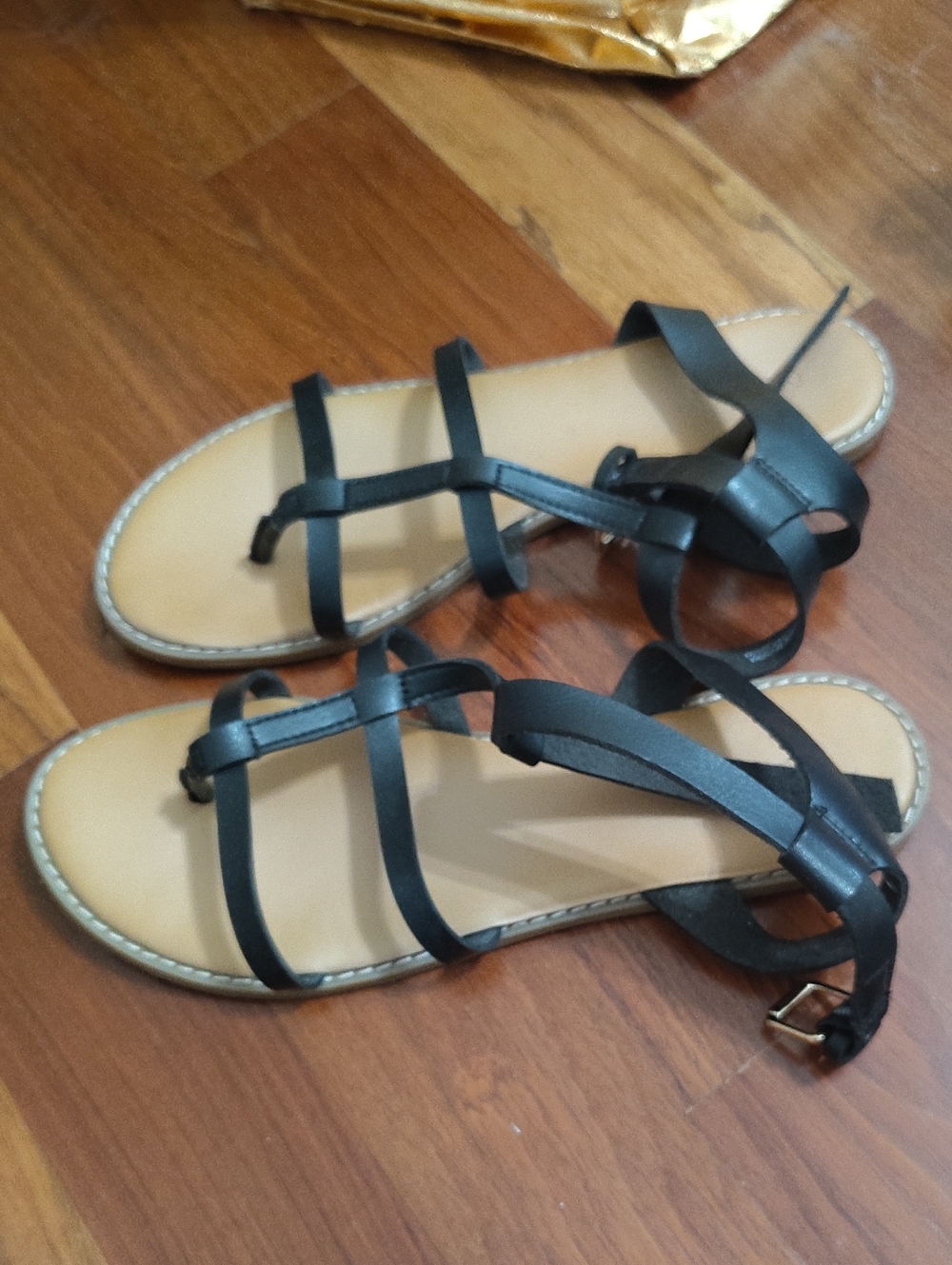 Old Navy Black Strappy Flat Sandals Sz 9